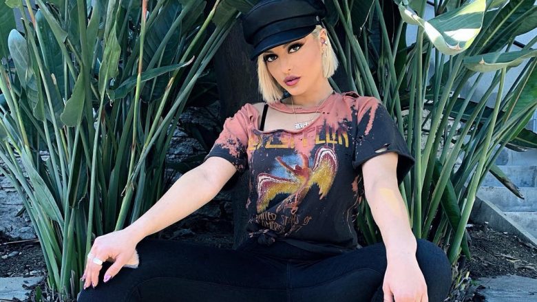 Bebe Rexha e thjeshtë në përditshmëri, shijon shëtitjet me qenin e saj në parkun e Hollywoodit