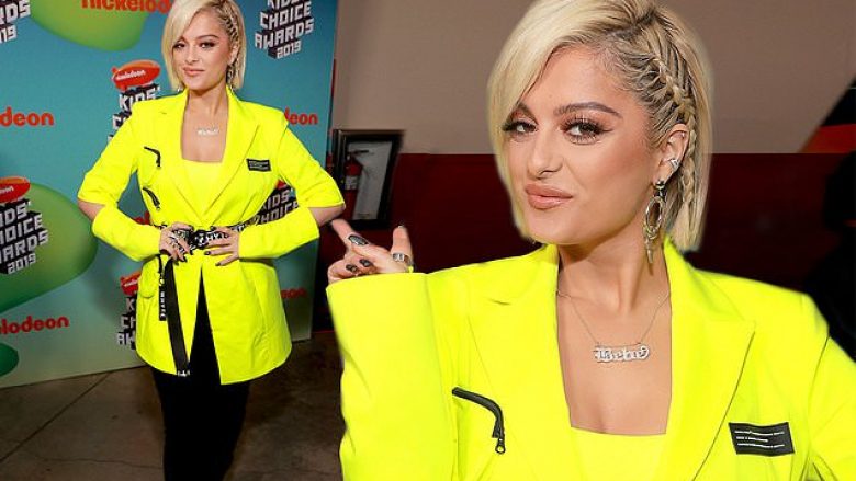 Bebe Rexha rrëmben vëmendjen me xhaketë neoni në “Kids ‘Choice Awards”
