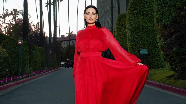 Bleona mahnit me të kuqe në Beverly Hills