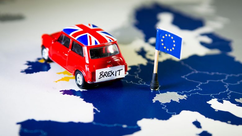 Ekonomia britanike tkurret ndërsa vendi pritet të largohet nga BE