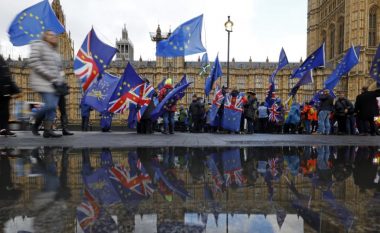 Mijëra protestues në Londër kundër BREXIT-it, bëjnë thirrje për referendum