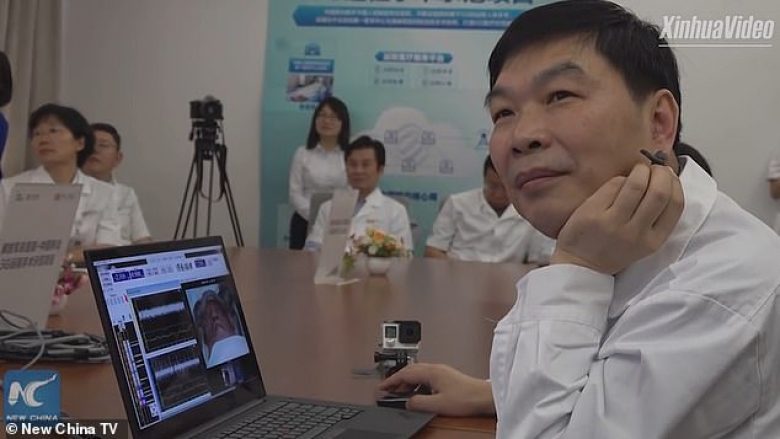 Kirurgu kinez kryen operacionin, edhe pse ishte rreth 3 mijë kilometra larg pacientit – duke përdorur internetin (Video)