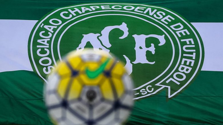 Komentatori që i shpëtoi aksidentit ajror të Chapecoenses vdes duke luajtur futboll