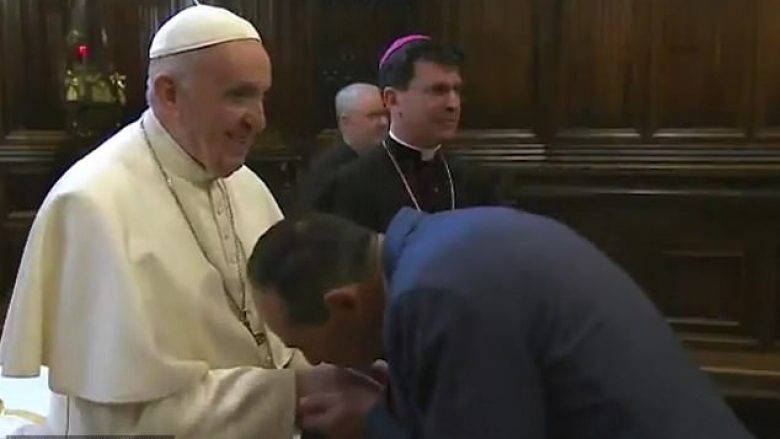 Kur Papa nuk dëshiron që dikush ta puthë unazën e tij (Video)