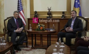 Ambasadori amerikan takohet me Veselin, nuk flasin për media