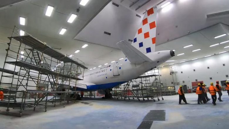 Mediat kroate publikojnë pamjet: Kështu duket ngjyrosja e aeroplanit të Croatia Airlines (Video)