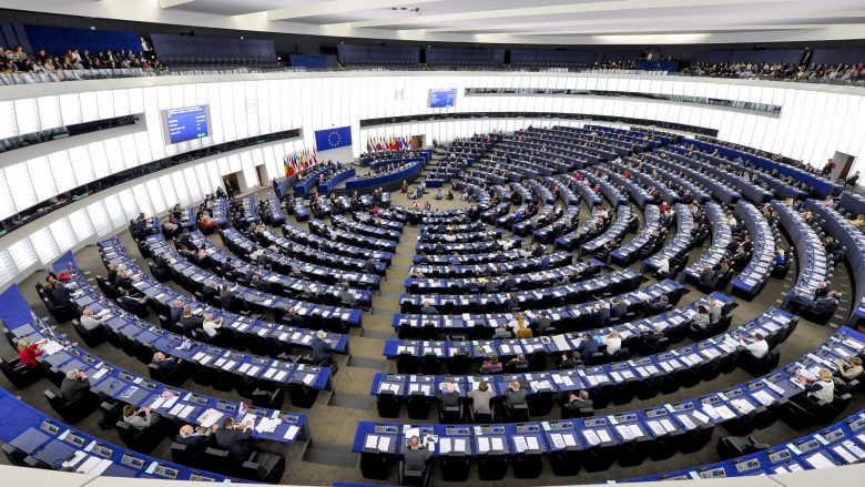 Parlamenti Evropian konfirmon mandatin për liberalizimin e vizave për Kosovën
