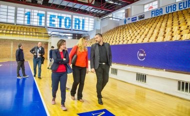 Zyrtarët e FIBA-s përfunduan vizitën në Prishtinë, kërkojnë të bëhen investime në palestrën “1 Tetori”