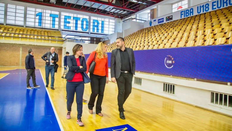 Zyrtarët e FIBA-s përfunduan vizitën në Prishtinë, kërkojnë të bëhen investime në palestrën “1 Tetori”