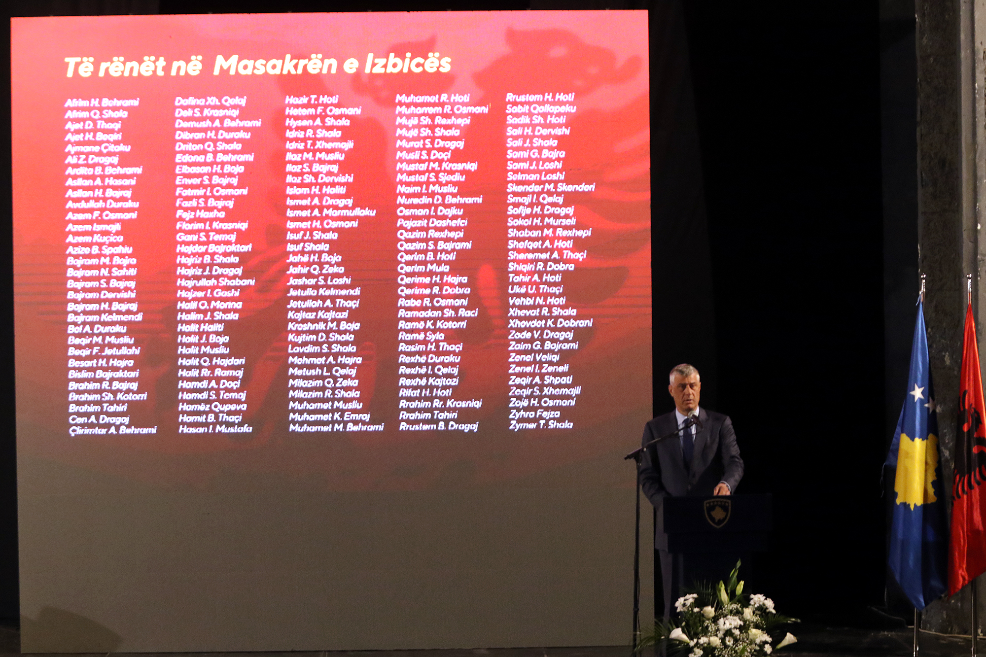 Thaçi në 20 vjetorin e masakrës në Izbicë: Serbia bëri gjenocid dhe spastrim etnik në Kosovë