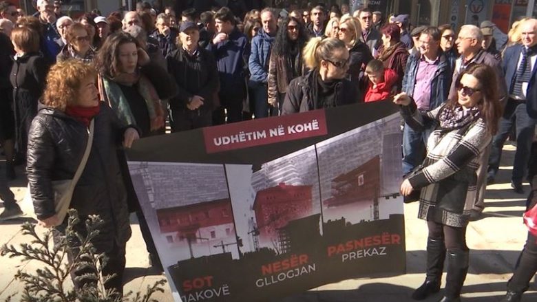 Në Gjakovë u protestua për kullën e Sylejman Vokshit (Video)