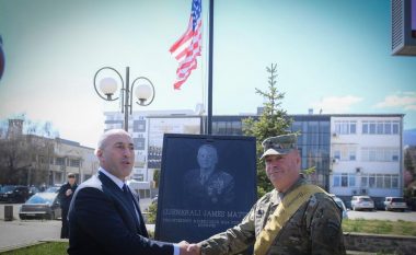 Haradinaj për gjeneralin amerikan, që u shpall “Qytetar Nderi” i Deçanit: Te shqiptari miku përherë do ta ketë vendin e nderit