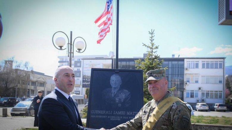 Haradinaj për gjeneralin amerikan, që u shpall “Qytetar Nderi” i Deçanit: Te shqiptari miku përherë do ta ketë vendin e nderit