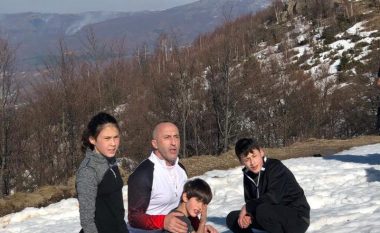 Kryeministri me fëmijët e tij ngjitet në bjeshkën me borë (Foto)