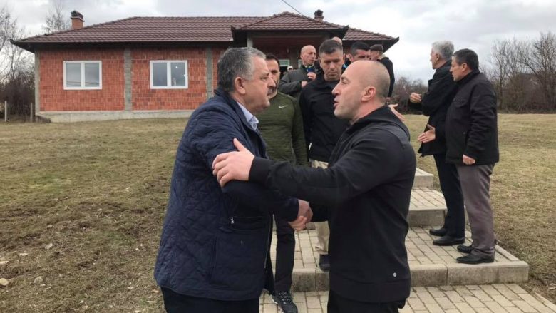 Ramush Haradinaj i shkon në vizitë Agim Veliut, e ngushëllon për vdekjen e axhës