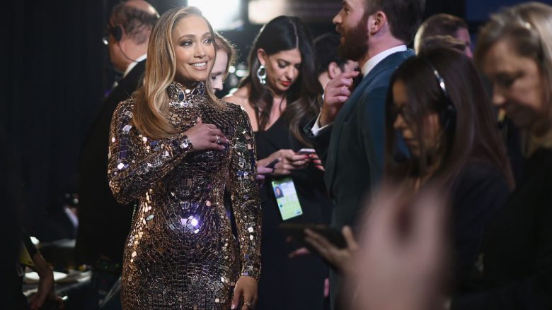 J.Lo në rrjetet sociale sjell imazhe me linja trupore për zili, por në realitet duket krejtësisht ndryshe