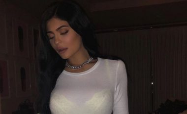 Kylie Jenner zbulon trendin e ri të pazakonshëm të modës: A ju pëlqen edhe juve?