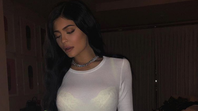 Kylie Jenner zbulon trendin e ri të pazakonshëm të modës: A ju pëlqen edhe juve?