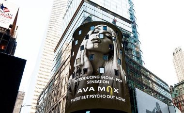 Në mes të New Yorkut “billboard”-i promovon artisten shqiptare Ava Max: Senzacioni i ri botëror
