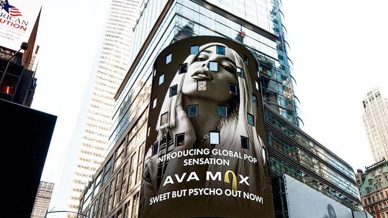 Në mes të New Yorkut “billboard”-i promovon artisten shqiptare Ava Max: Senzacioni i ri botëror