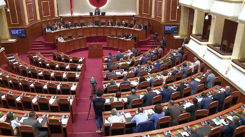 Kuvendi i Shqipërisë mblidhet për ndryshimet në qeveri