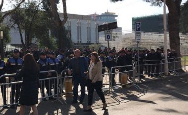 Policia rrethon Kuvendin e Shqipërisë