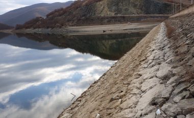 Bie niveli i ujit në liqenin e Batllaves dhe Badocit për 4 metra