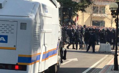 Tension mes policisë dhe protestuesve në Tiranë