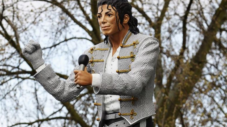 Anglia heq statujën e Michael Jacksonit pas transmetimit të dokumentarit që e akuzon për pedofili