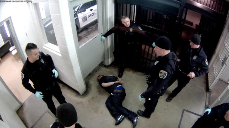 Dalin pamjet kur dy policë në Indiana të SHBA-së rrahin brutalisht personin e prangosur (Video)
