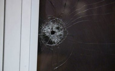 Fisheku i armës ia godet dritaren e dhomës
