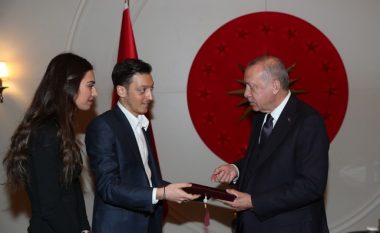Mesut Ozil i dorëzon ftesën Erdoganit për në dasmën e tij