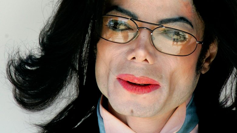 Video dhe fotografi intime të të miturve – brenda koleksionit pornografik që policia gjeti në shtëpinë e Michael Jacksonit