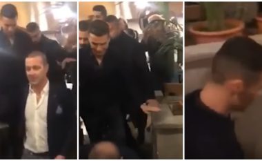 Tifozët e përshëndesin Ronaldon me duartrokitje në një restorant në Torino pas ndeshjes