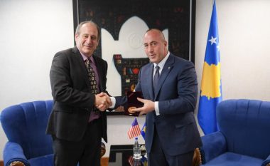 Haradinaj nderon profesorin amerikan David Phillips me medaljen Gjergj Kastrioti-Skënderbeu