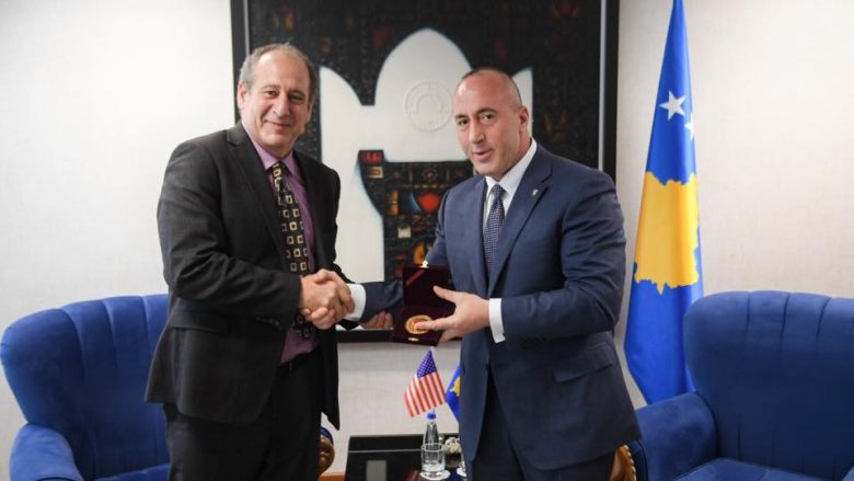 Haradinaj nderon profesorin amerikan David Phillips me medaljen Gjergj Kastrioti-Skënderbeu