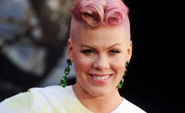 Pink publikon videoklipin “Walk Me Home”