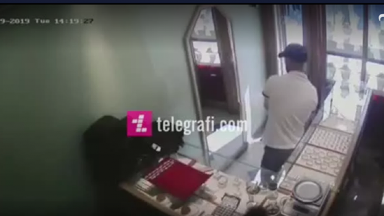 Në një argjendari të Prishtinës grabiten stoli ari në pikë të ditës (Video)