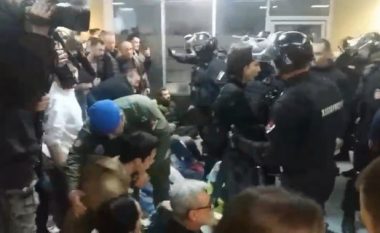 Policia serbe nxjerr protestuesit nga ndërtesa e RTS-it (Video)