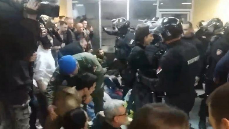 Policia serbe nxjerr protestuesit nga ndërtesa e RTS-it (Video)