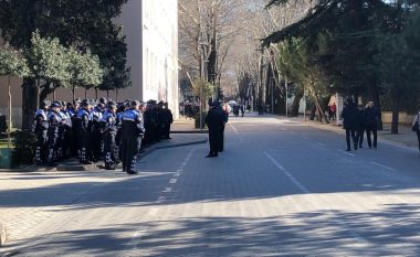 Efektivë të shumtë policie mbërrijnë te ndërtesa e kryeministrisë