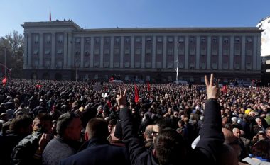 Opozita mbyll protestën në Tiranë