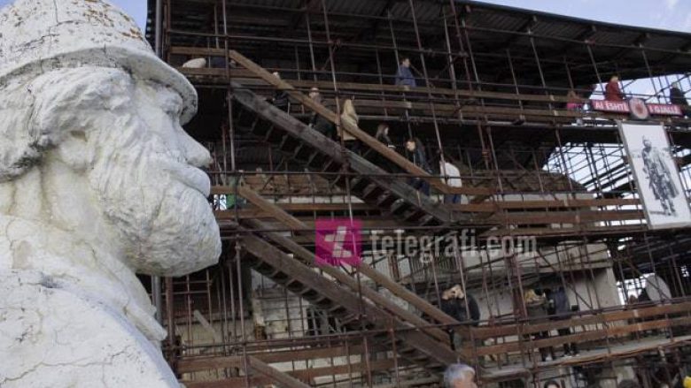 Vizitorët e pakënaqur me gjendjen e Kompleksit “Adem Jashari”, Zogaj thotë se shpejti do të fillojnë punimet (Video)