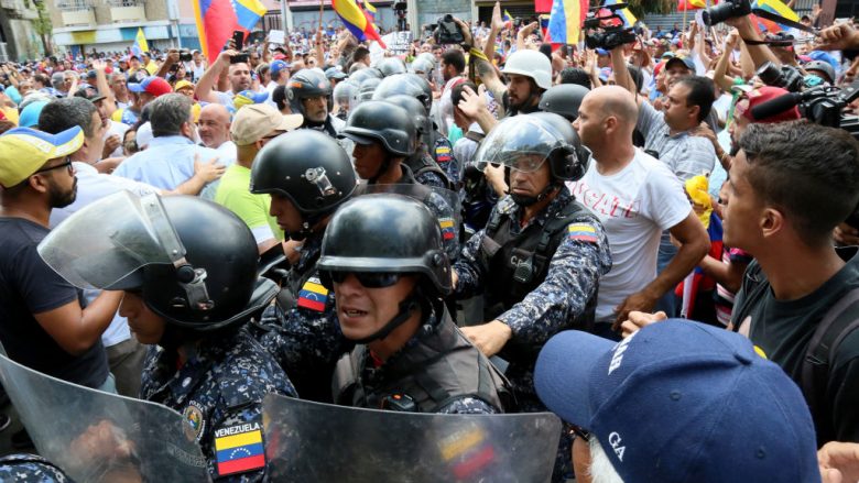 Protestuesit e opozitës përplasen me policinë në Venezuelë