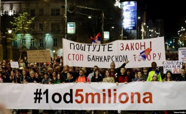 Vazhdojnë protestat masive kundër Vuçiqit në Serbi