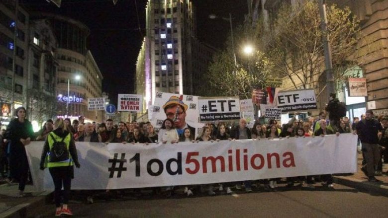 Vazhdojnë protestat antiqeveritare në Serbi: Protestuesit bllokuan televizionin shtetëror – RTS