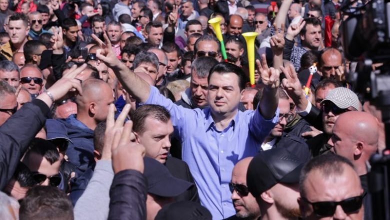 Vijon protesta e opozitës, turma marshon drejt Parlamentit (Video)