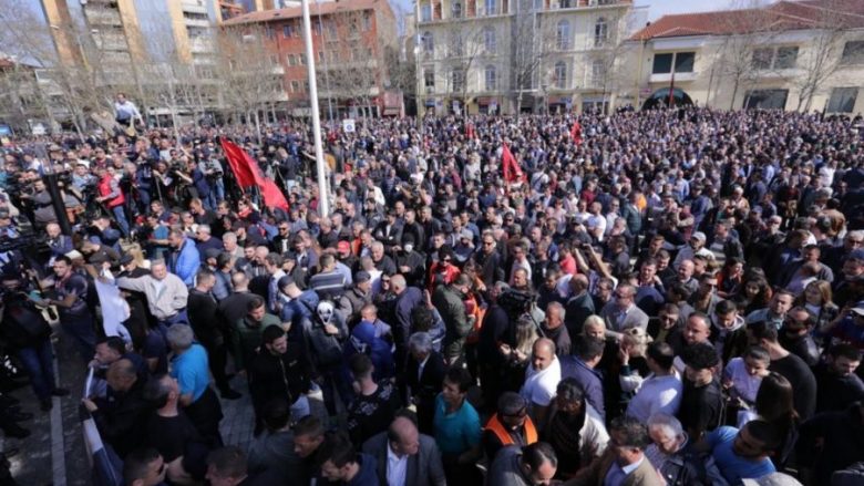 New Jork Times raporton për protestën në Tiranë