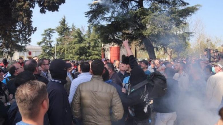 Protesta zhvendoset tek Policia e Tiranës