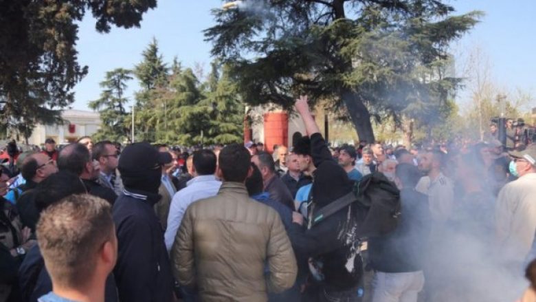 Protesta në Tiranë, policia procedon 29 persona